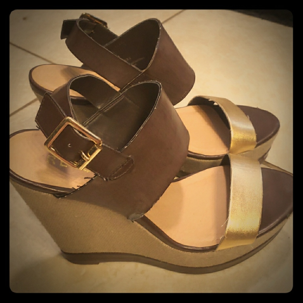 Report wedges gold Brown and tan tweed bottom